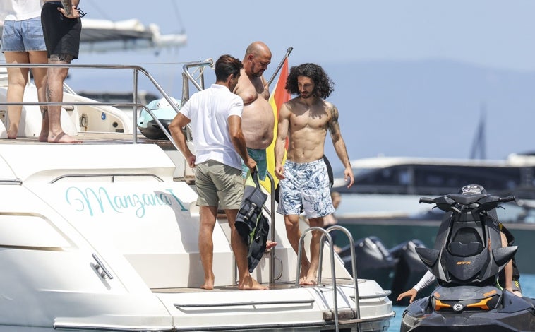 Imagen principal - Se trata de un yate que se puede alquilar por unos 25.000 euros a la semana.