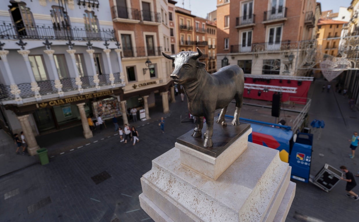 La réplica de bronce del Torico de Teruel luce sobre su columna tras su instalación en la fuente de la Plaza de Carlos Castel (o plaza del Torico)