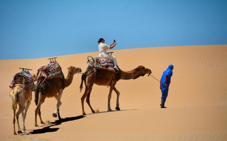 Imagen principal - El desierto, el barrio judío, el puerto (hasta la llegada del turismo, la pesca fue la principal fuente de ingresos) y el castillo... Tres estampas de Essaouira, ciudad a la que, en los años 60 del siglo pasado, en pleno 'flower power', llegaron los primeros hippies.