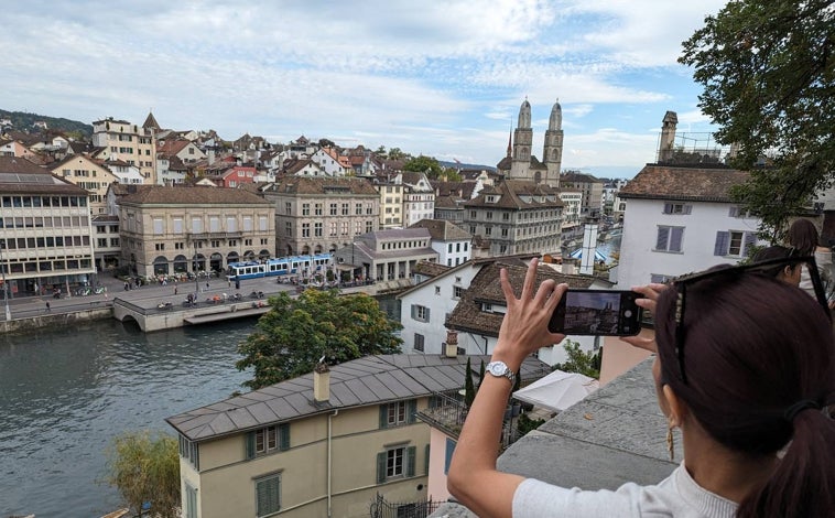 Imagen principal - En la foto superior, el mirador de la plaza de Lindenhof. Sobre estas líneas, a la izquierda, el final de la calle Bahnhofstrasse. Las grandes marcas de lujo mundial tienen allí su tienda. A la derecha, Zúrich West, una zona de comercio de productores locales con decenas de tiendas abiertas en un viaducto de finales del XIX