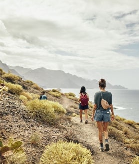 Imagen secundaria 2 - Sobre estas líneas, Casa rural Tres Almendros. Además, algunas de las actividades de Gran Canaria Natural & Active