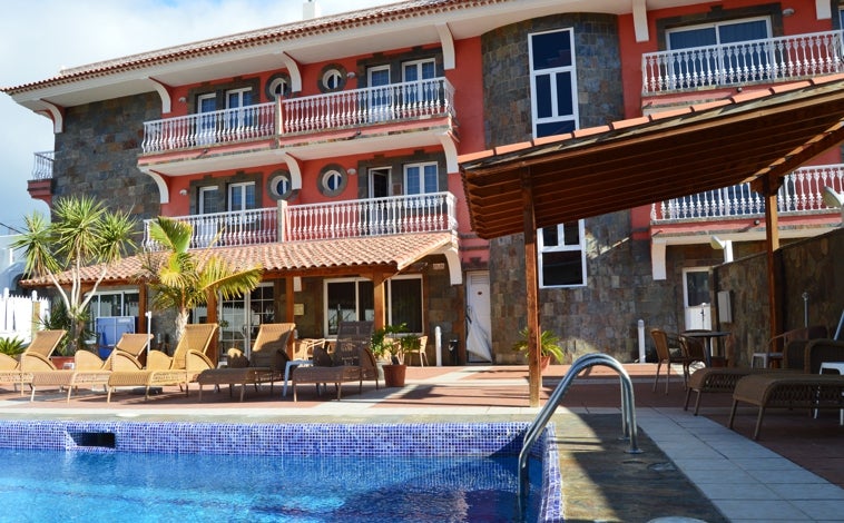 Imagen principal - Sobre estas líneas, Hotel La Aldea Suites. Debajo, HR Las Calas y HR Las Longueras