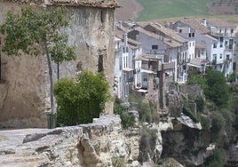 Casas colgantes y balnearios naturales: así es el desconocido pueblo de Granada donde encontrar relax al instante
