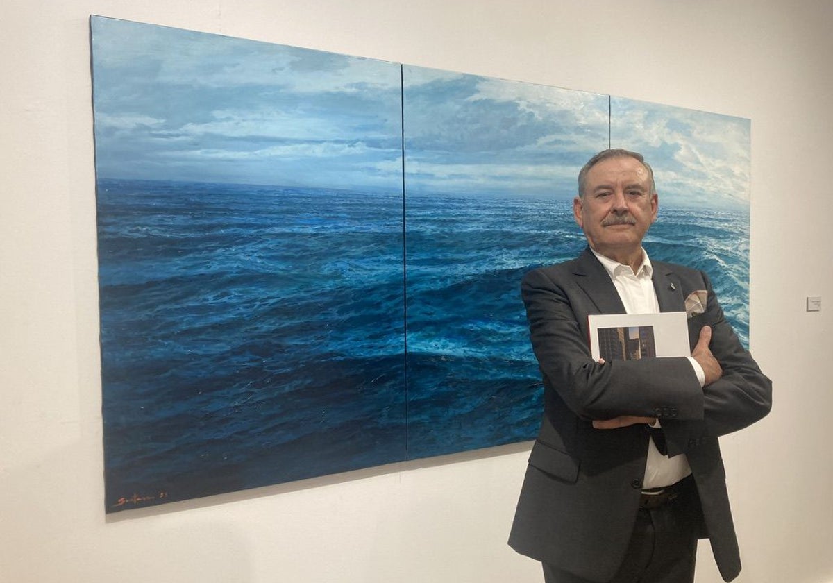 Enrique Romero Santana, junto a uno de los cuadros de 'Santana Sunset', en Diputación