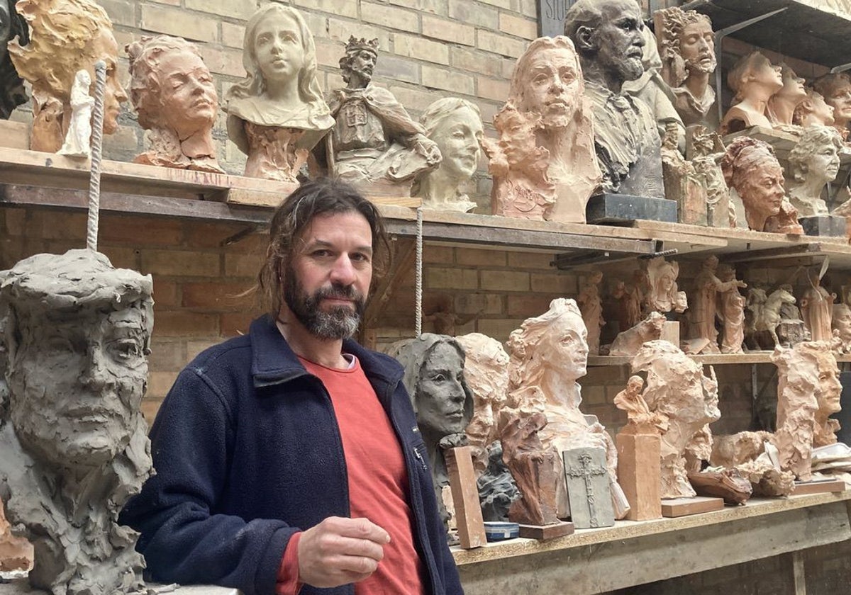 Martín Lagares, en su estudio, rodeado de obras