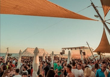 El chiringuito de Huelva que tiene actuaciones musicales en directo durante todo el verano: ésta es su programación