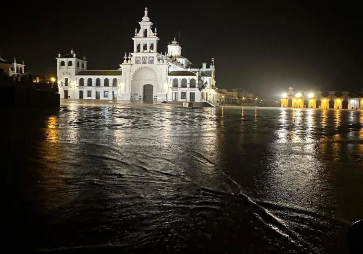 La foto viral de la ermita del Rocío que ha corrido como la pólvora este lunes noche por las redes sociales