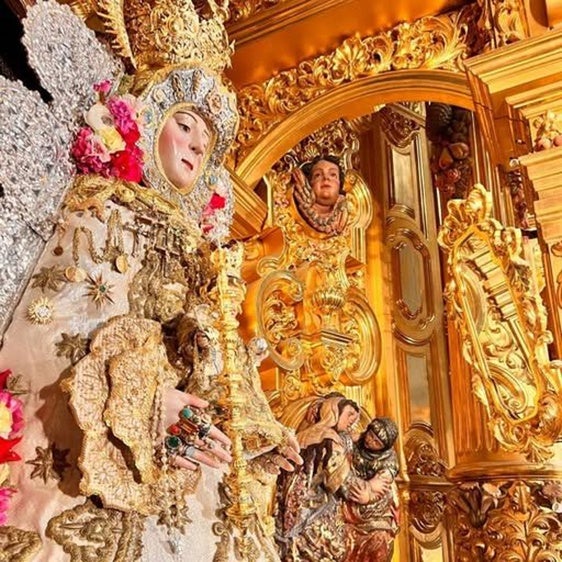 La Virgen del Rocío portando los rosarios regalados por el papa Francisco y por el papa San Juan Pablo II