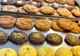 En esta tienda de Huelva hacen galletas de todos los sabores: son artesanales y las elaboran diariamente