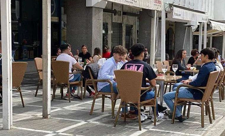 Terrazas en la avenida Pablo Rada