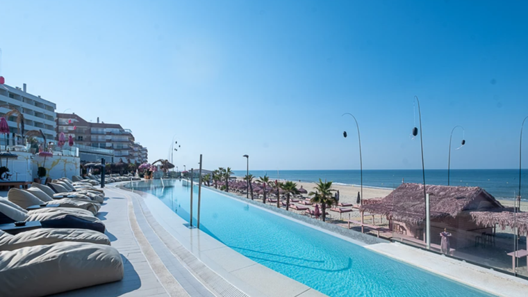 Piscina infinity del ON Hotels Oceanfront, en Matalascañas