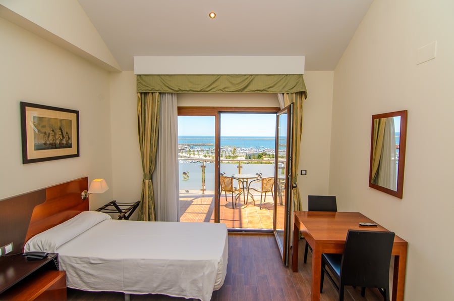 Habitación del Hotel Martón Alonso Pinzón con vistas al puerto de Mazagón