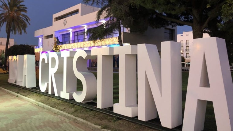Nombre de Isla Cristina junto a la fachada del ayuntamiento de la localidad
