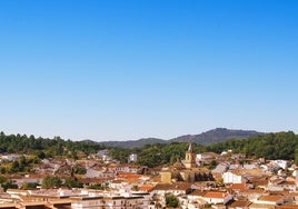 Tiene casas blancas, naturaleza y un gran patrimonio: este es el pueblo de Huelva que tienes que visitar en primavera