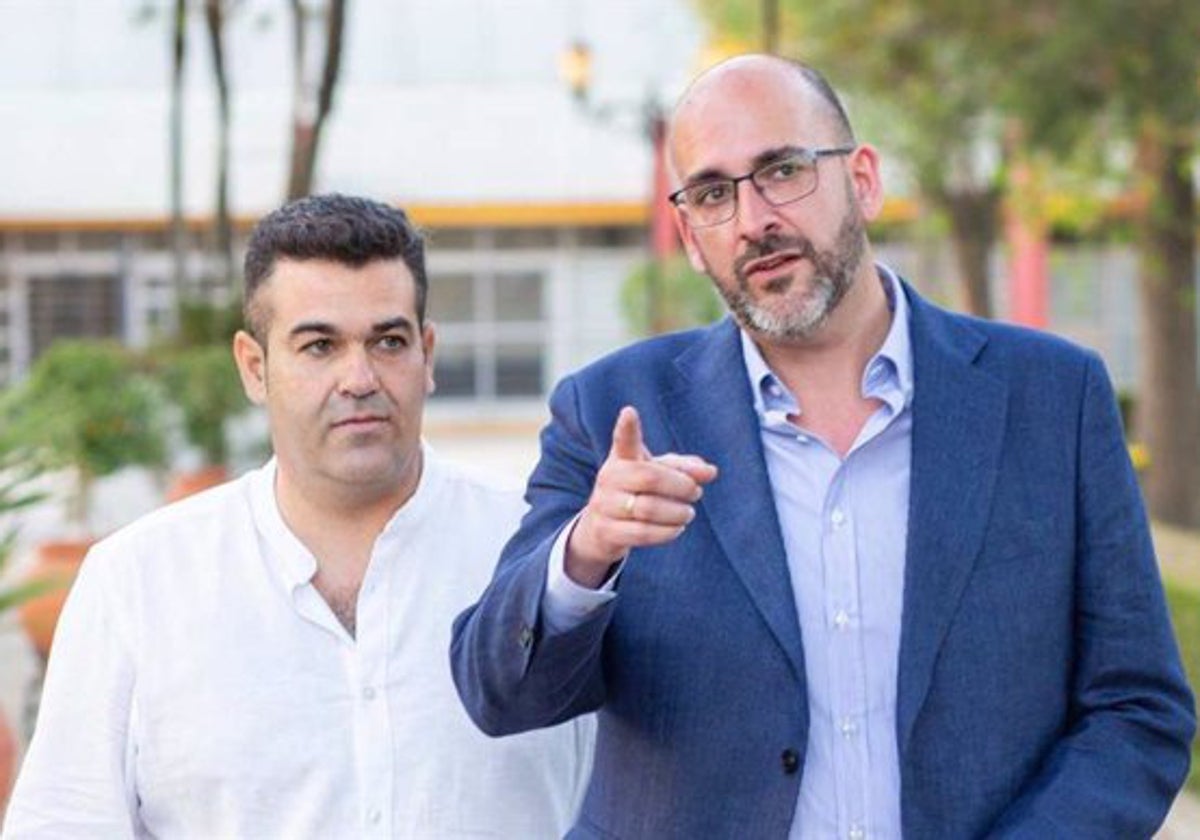 Miguel Ángel Jiménez, a la derecha de la imagen, ex presidente del PP de Almonte y uno de los dos ediles expulsados