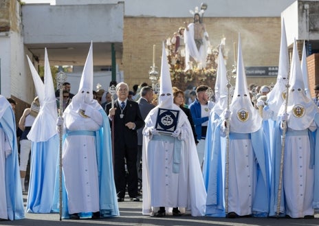 Imagen secundaria 1 - Momentos de la procesión del Resucitado en Huelva capital