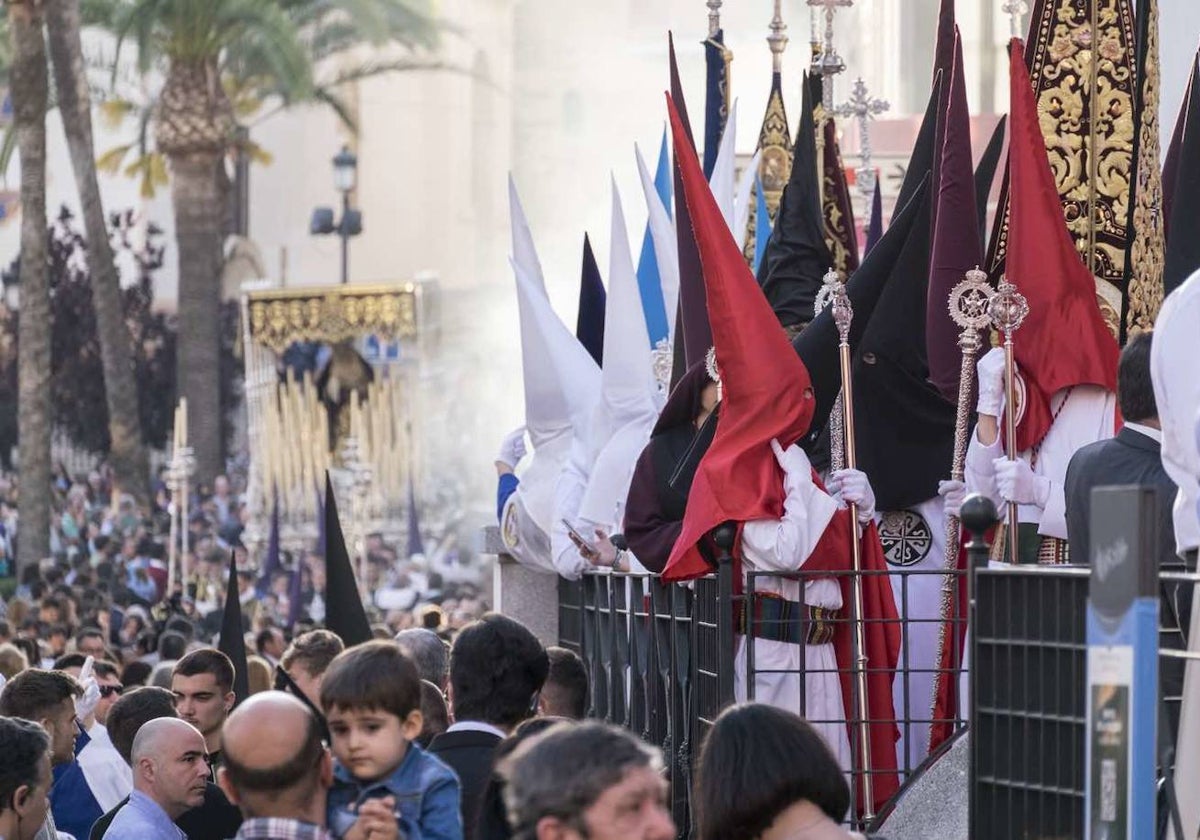 El Viernes Santo pone el broche a la carrera oficial de la Semana Santa onubense