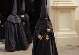 Miércoles Santo: La sobriedad de la Hermandad de la Santa Cruz por el centro de Huelva