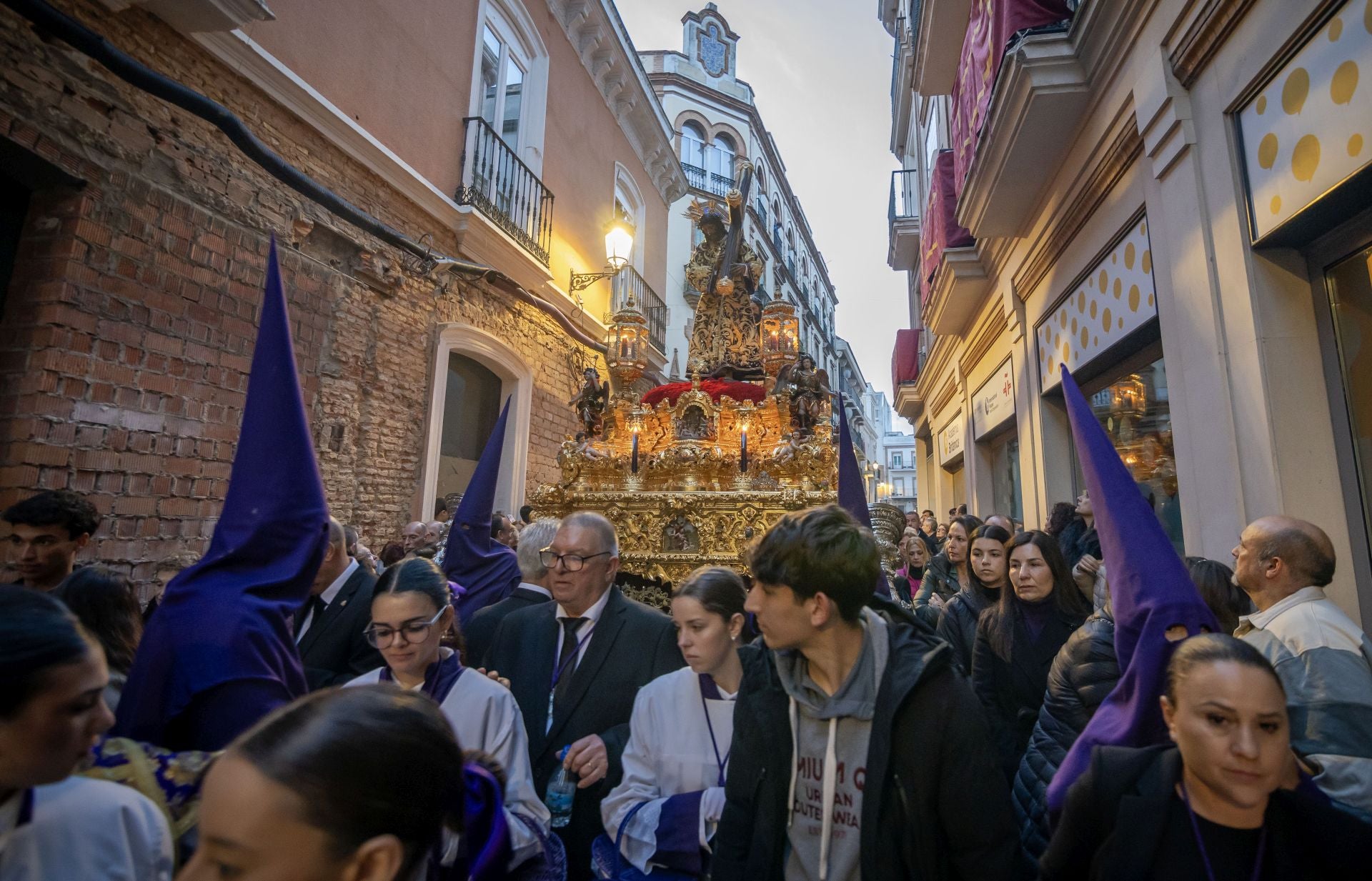 Madrugá de Huelva: Éxtasis de felicidad con el Nazareno y su Madre de la Amargura