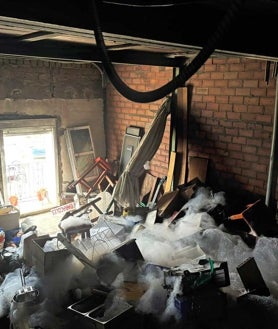 Imagen secundaria 2 - Los bomberos extinguen un aparatoso incendio en un restaurante de Bollullos, que se salda sin víctimas
