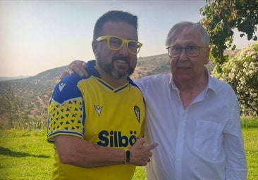 El humorista Toni Rodríguez posa con Antonio Muñoz, «historia del Cádiz CF», y se desatan las reacciones
