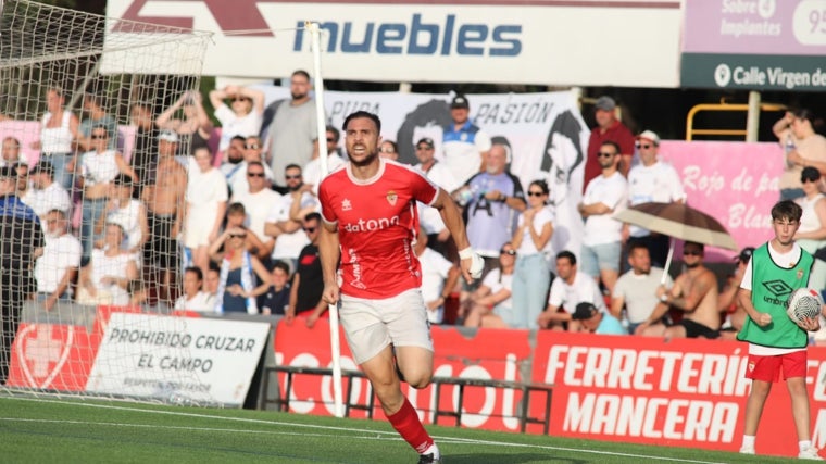 Javi Tamayo, delantero del Racing Club Portuense, celebra su primer gol al Arcos.