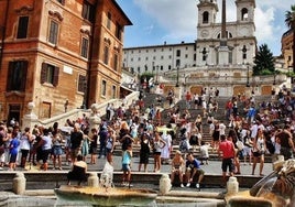Muere una turista española tras caerse al vacío en la plaza de España de Roma