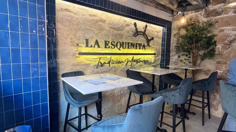 Zona de mesas altas en el interior del establecimiento La Esquinita de El Puerto en Cádiz