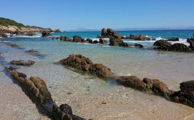 Las piscinas naturales de Bolonia, consejos para visitar un tesoro natural imperdible de Cádiz