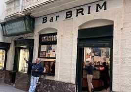 Los dos negocios antiguos que sobreviven a la modernidad en la concurrida calle Compañía del centro de Cádiz