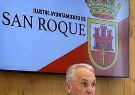 El alcalde de San Roque anuncia que «frenará» la creación de más viviendas turísticas en el municipio