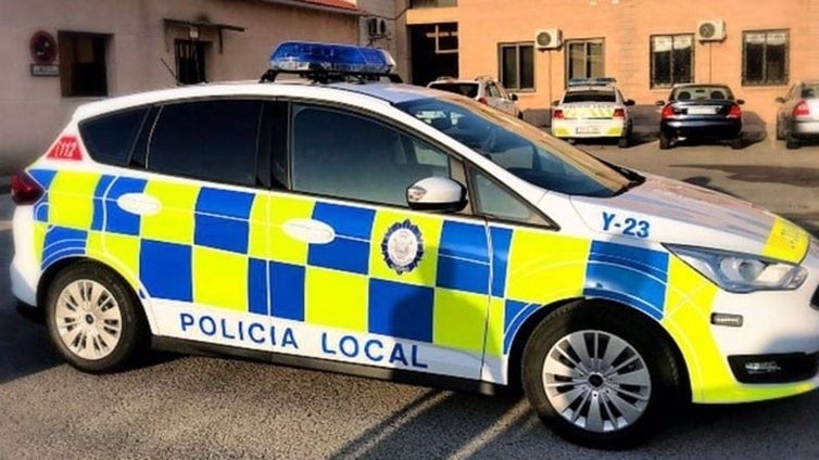 Interceptan a un conductor sin carnet que iba a consumir hachís cerca de un colegio en Cádiz