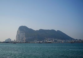 Albares se reúne este viernes con los alcaldes del Campo de Gibraltar para hablar sobre el acuerdo