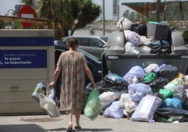 La crisis del servicio de basuras desborda a Sanlúcar a las puertas del verano