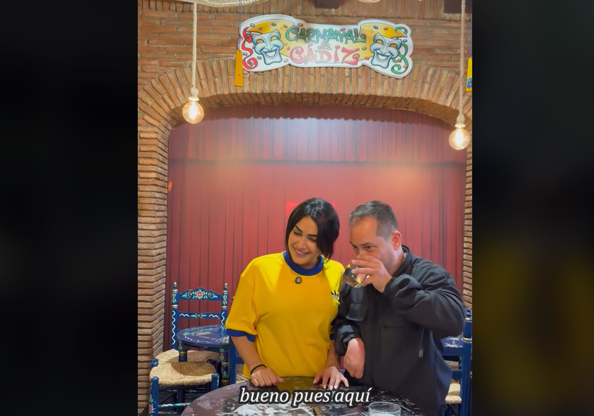 'El Langui' y una usuaria de TikTok durante una visita al local
