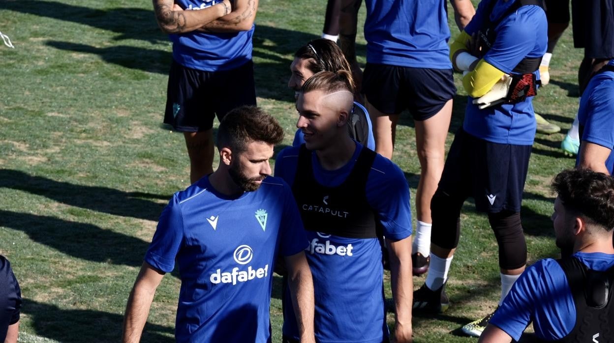 Iván Alejo, con José Mari, en un entrenamiento del Cádiz esta pretemporada.