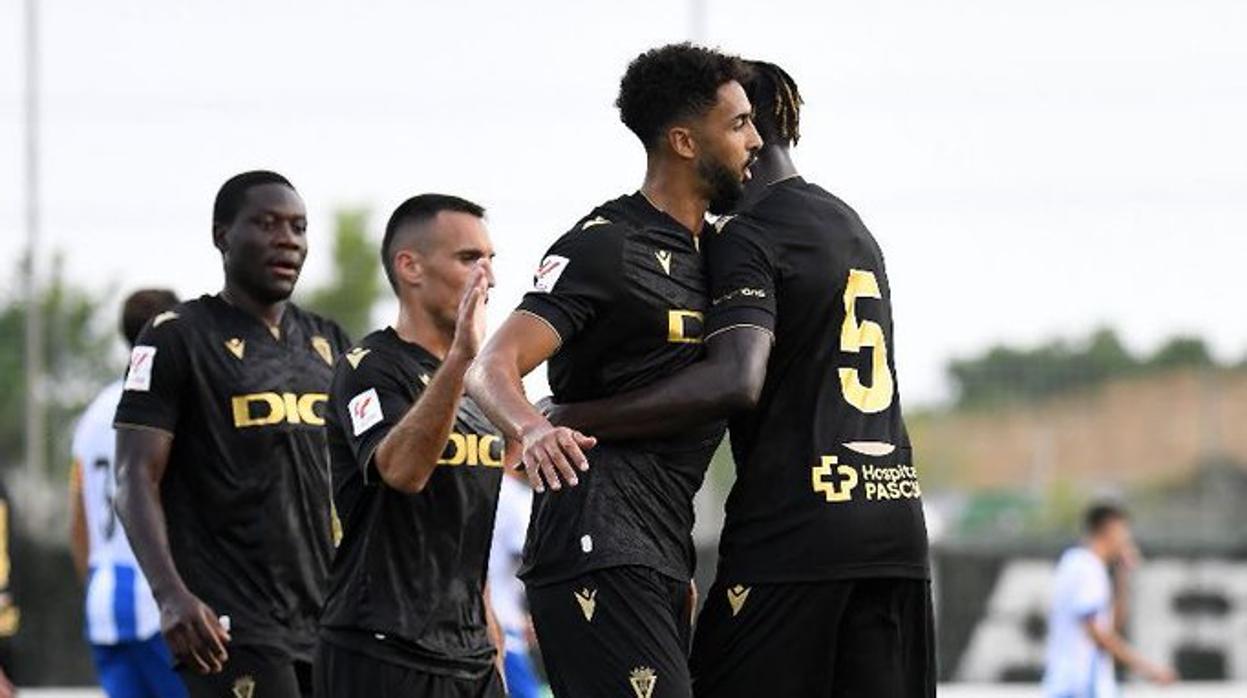 El Cádiz CF ganó al Espanyol en Marbella con un gol de Momo M'Baye.