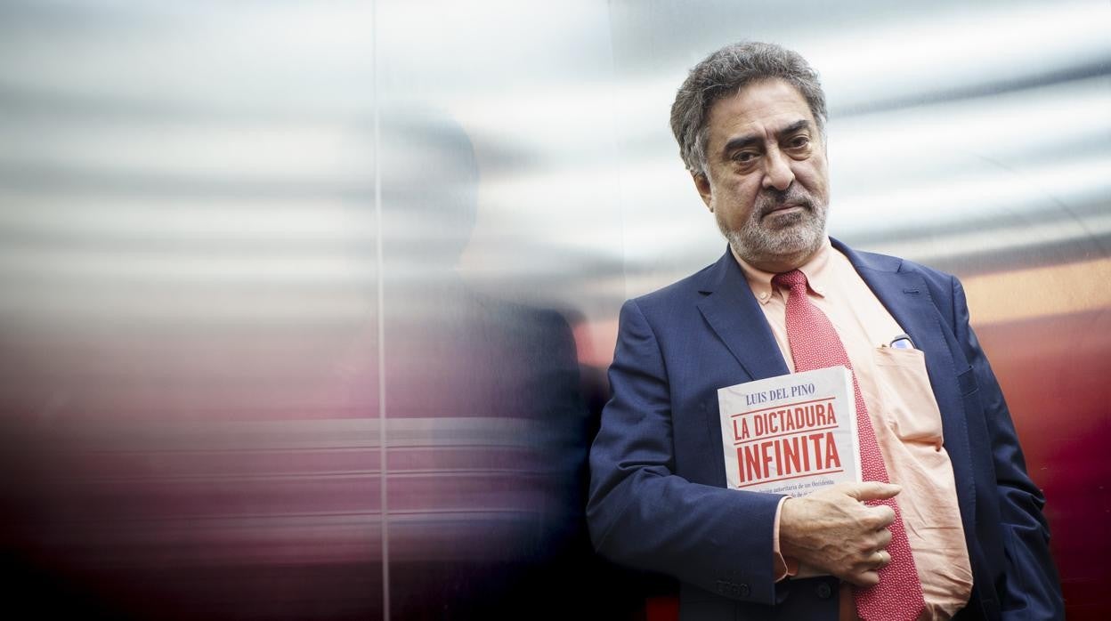 Luis del Pino con un ejemplar de ‘La dictadura infinita’
