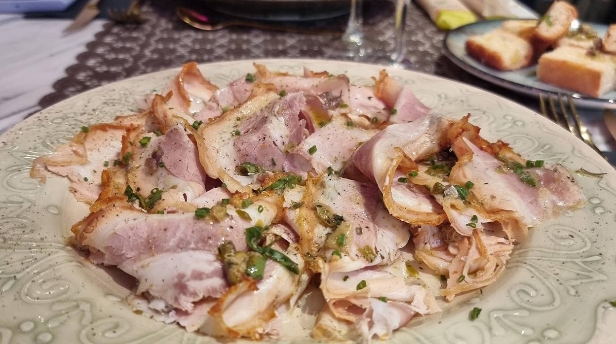 Porchetta aderezada con pesto de anchoas y alcaparras