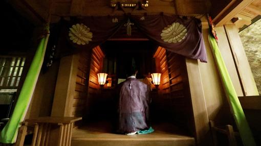 Sacerdote shintoista en plena oración en la isla de Okinoshima